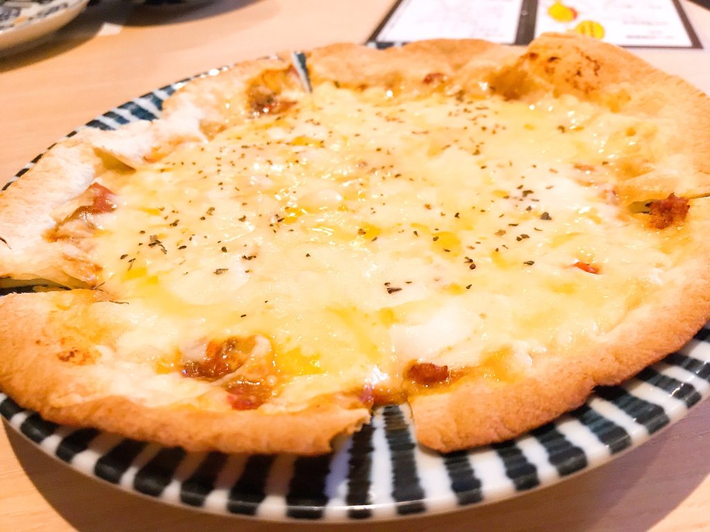 モッツァレラチーズとサバカレーのピザ